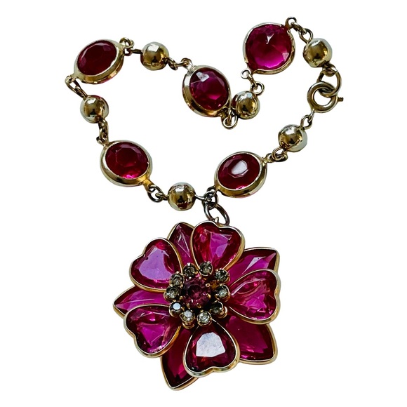 Vintage Mid-Century Goldtone And Pink Glass Bracelet With Large 3D Flower Charm - Picture 2 of 4